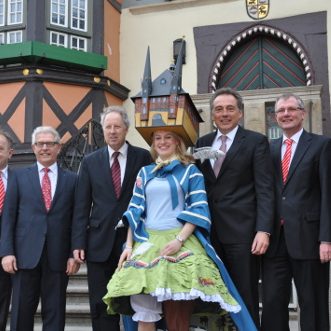 Sachsen-Anhalt-Tag 2014 in Wernigerode: Das Ratslottchen posiert mit OberbÃ¼rgermeister Peter Gaffert und Sponsoren. Foto: Julia Bruns