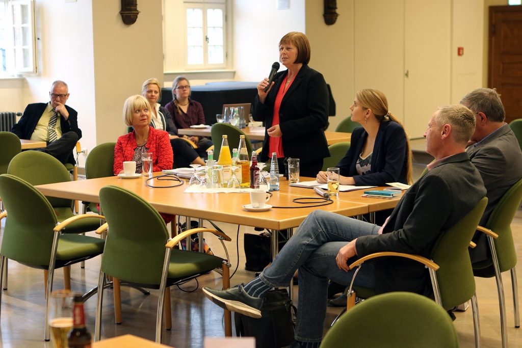 JUlia Bruns moderiert eine Debatte mit Cornelia LÃ¼ddemann, Gabriele Brakebusch, Reiner Schomburg und Swen KnÃ¶chel im WernigerÃ¶der Rathaus. Thema ist die Landesverfassung, die 2017 25 Jahre alt wird. Foto: Matthias Bein